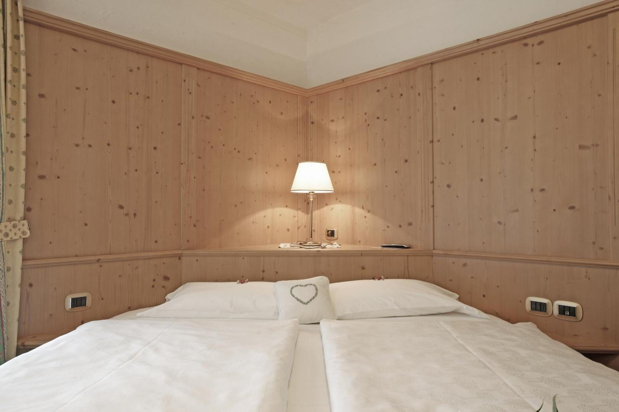Beauty & Vital Hotel Maria كارانو الغرفة الصورة